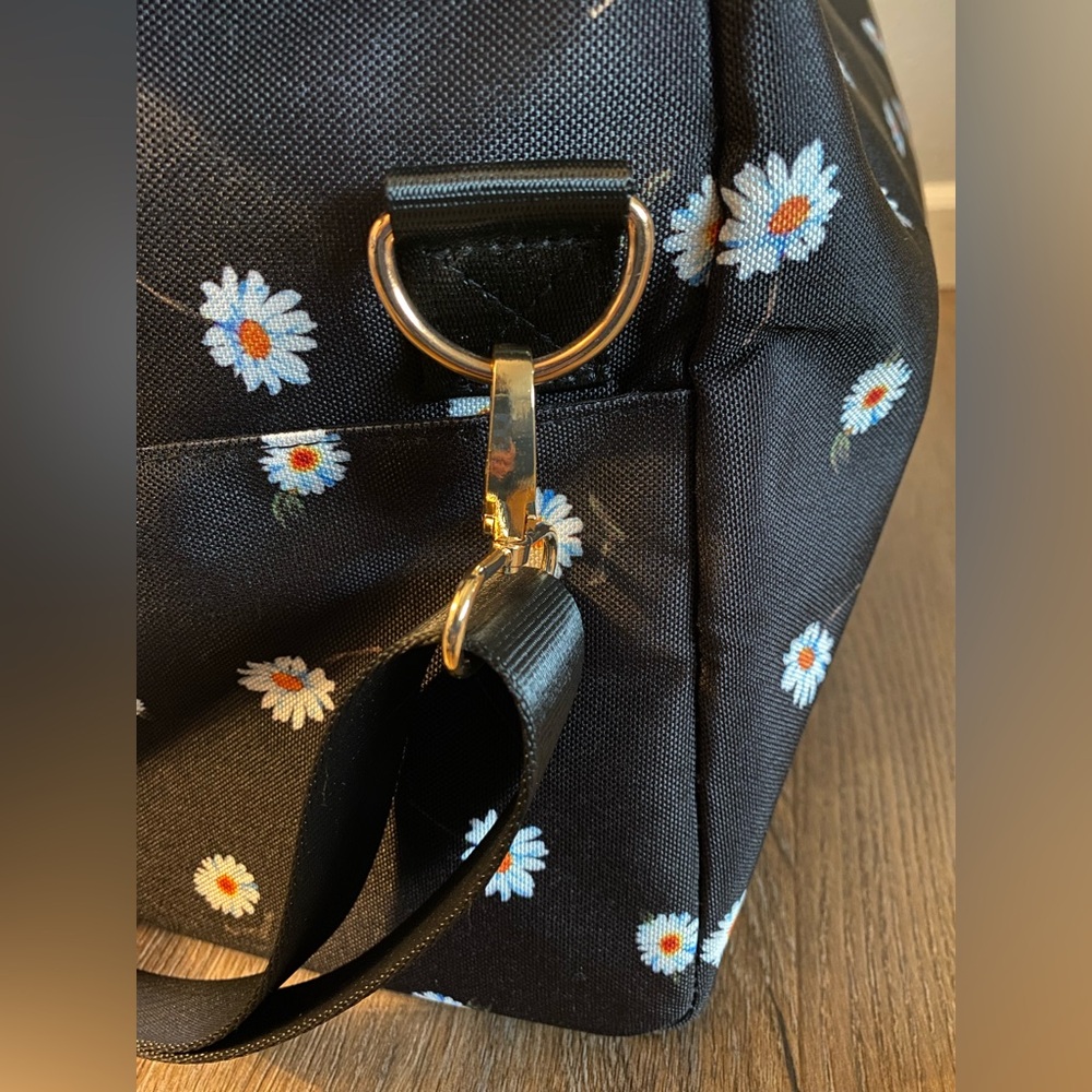 ☘️NWT Alice + Olivia Daisy canvas duffel, black Daisy floral pattern - Picture 4 of 10